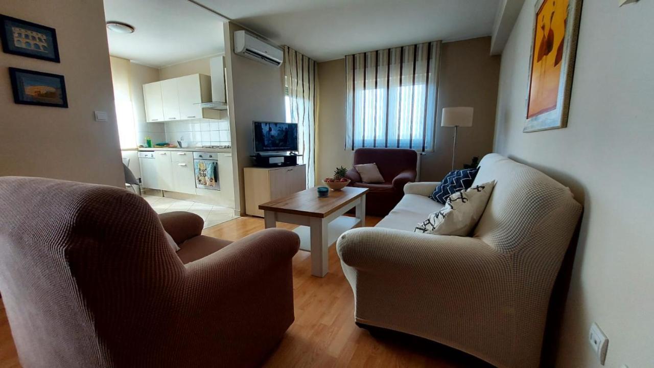 Apartman Ana Pula - Calm, Free Parking, Close To Center Exteriör bild