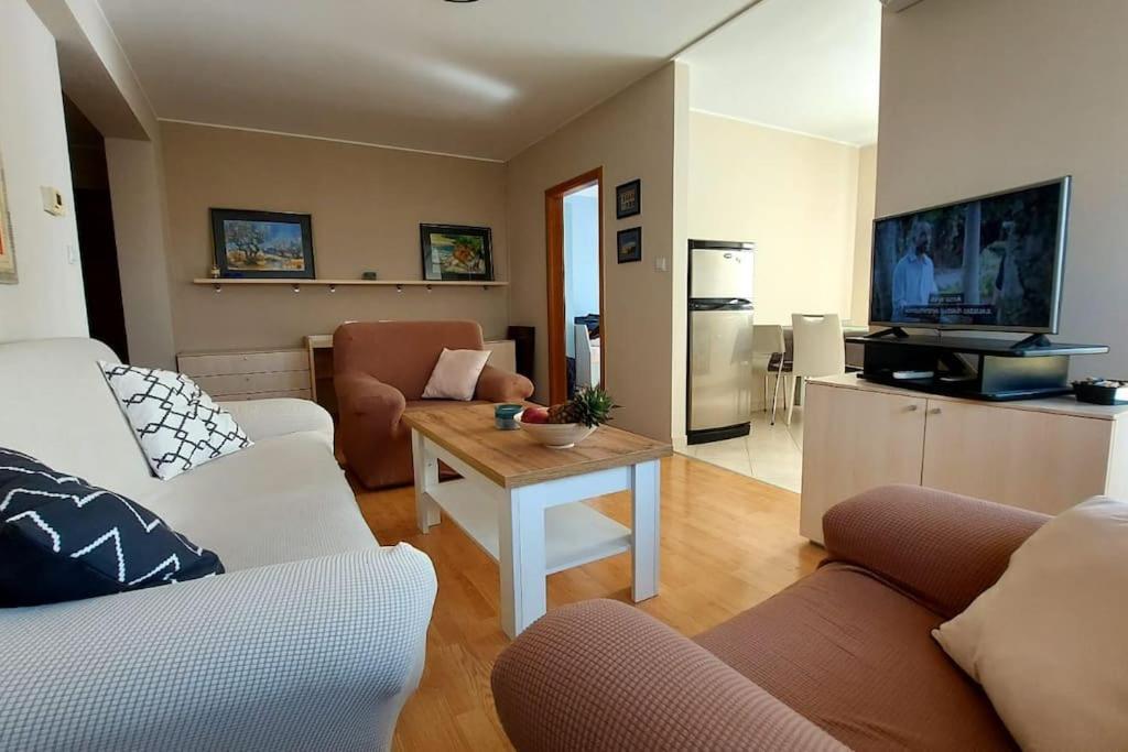 Apartman Ana Pula - Calm, Free Parking, Close To Center Exteriör bild